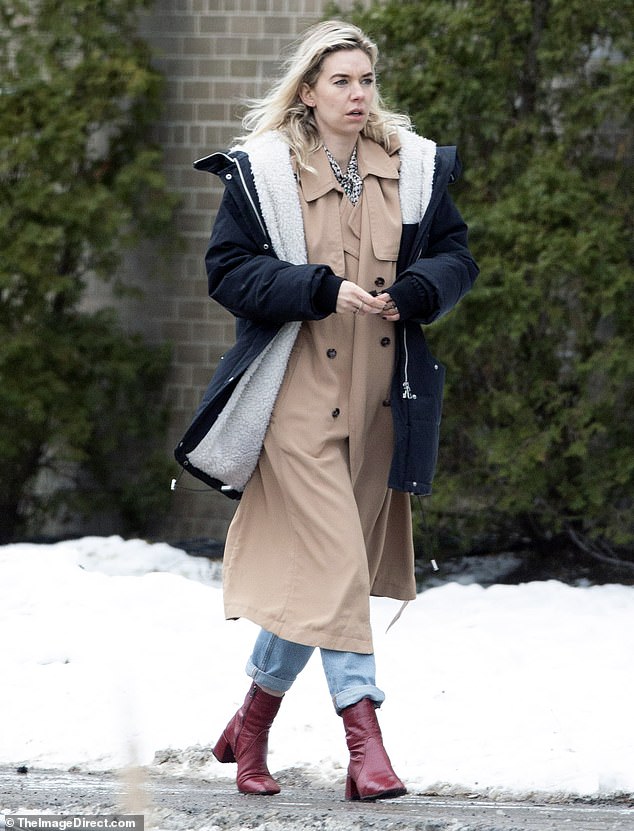 22026346-7774327-On_the_go_She_added_a_Sherpa_lined_coat_over_her_trench_at_one_p-a-103_1575936983464.jpg