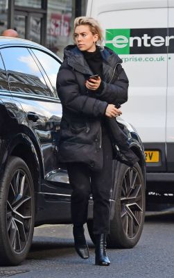 Click to view full size image
==============
vanessa-kirby-mission-impossible-7-set-in-notting-hill-02-29-2020-0.jpg vanessa-kirby-mission-impossible-7-set-in-notting-hill-02-29-2020-0.jpg