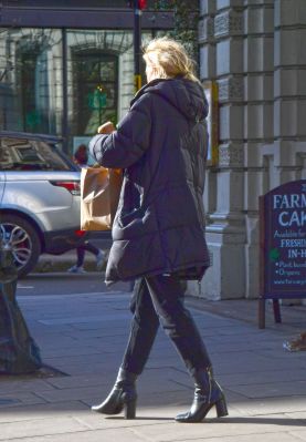 Click to view full size image
==============
vanessa-kirby-mission-impossible-7-set-in-notting-hill-02-29-2020-3.jpg vanessa-kirby-mission-impossible-7-set-in-notting-hill-02-29-2020-3.jpg