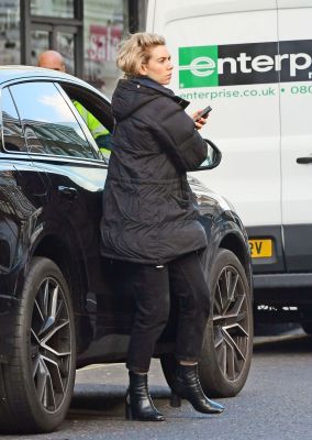 Click to view full size image
==============
vanessa-kirby-mission-impossible-7-set-in-notting-hill-02-29-2020-4.jpg vanessa-kirby-mission-impossible-7-set-in-notting-hill-02-29-2020-4.jpg