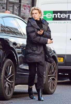 Click to view full size image
==============
vanessa-kirby-mission-impossible-7-set-in-notting-hill-02-29-2020-6.jpg vanessa-kirby-mission-impossible-7-set-in-notting-hill-02-29-2020-6.jpg