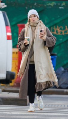 vanessa-kirby-spotted-shopping-in-nyc-02_05_2025-3.jpg