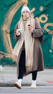 vanessa-kirby-spotted-shopping-in-nyc-02_05_2025-5.jpg