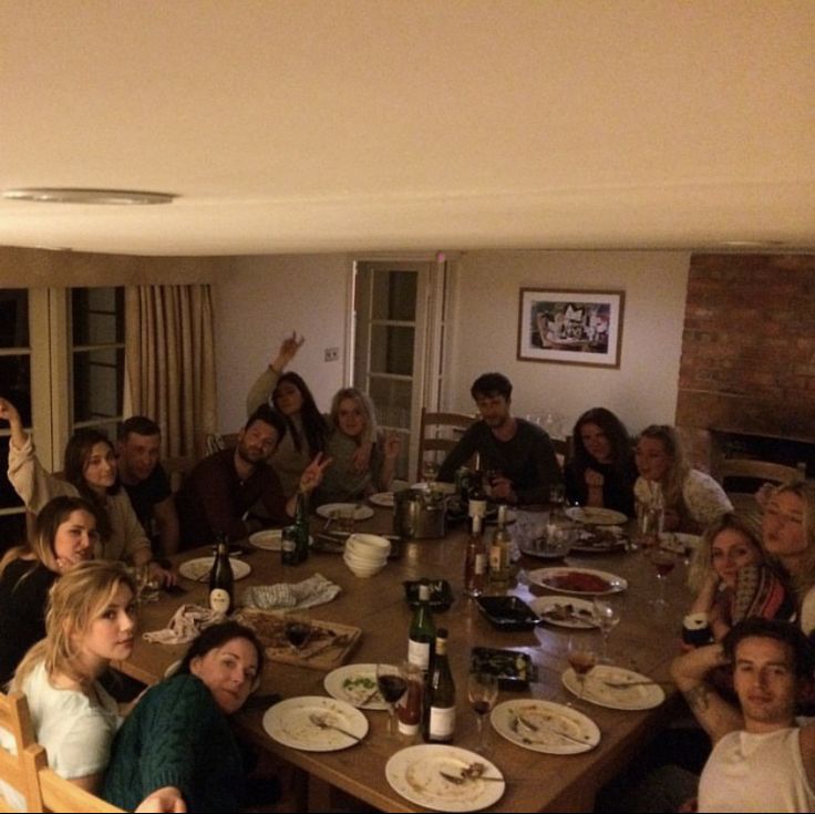 vanessa_with_her_friends_28she27s_doing_the_29.jpg vanessa_with_her_friends_28she27s_doing_the_29.jpg